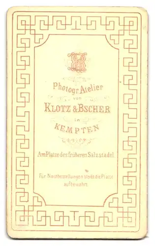 Fotografie Klotz & Bscher, Kempten, junge Frau im Trachtenkleid als Weinkönigin mit Weinglas