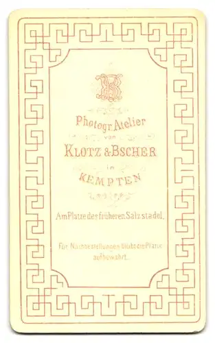 Fotografie Klotz & Bscher, Kempten, Mann als Weinkönig in Tracht mit erhobenem Glas im Atelier