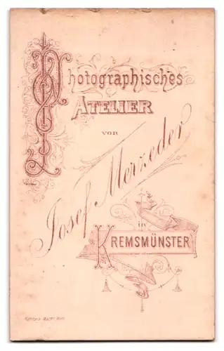 Fotografie Josef Merzeder, Kremsmünster, Frau im Trachtenkleid mit Schirm und Kopftuch