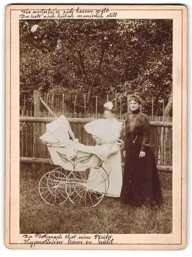 Fotografie unbekannter Fotograf und Ort, Mutter und Kindermädchen mit Kind im Arm am Kinderwagen im Garten