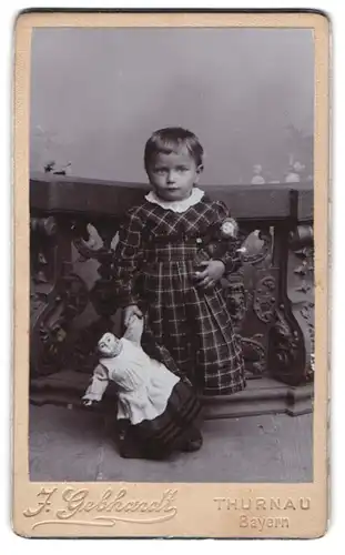 Fotografie J. Gebhardt, Thurnau, kleines Mädchen im karierten Kleid mit Puppen im Arm