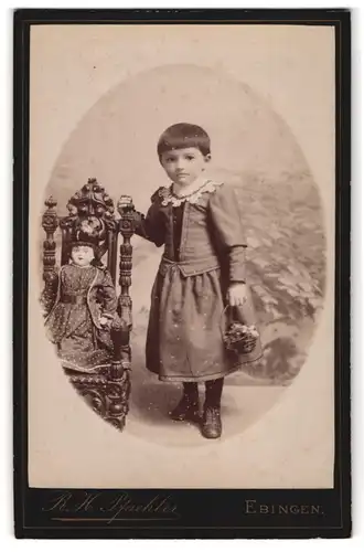 Fotografie R. H. Pfaehler, Ebingen, Mädchen im Kleid mit ihrer grossen Puppe auf dem Stuhl