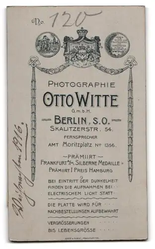 Fotografie Otto Witte, Berlin, Kleinkind im Kleidchen mit grossen Teddybär auf dem Tisch, 1916