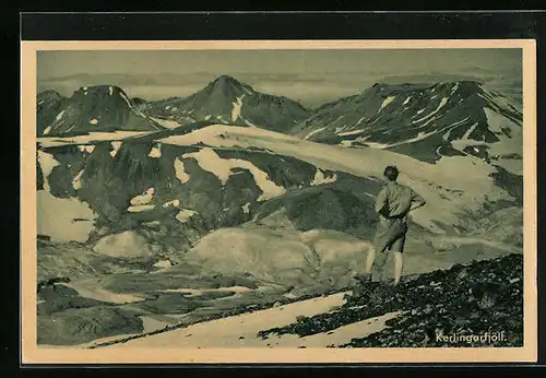 AK Kerlingarfjölf, Wanderer mit Aussicht auf Gipfel