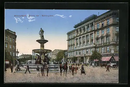 AK Budapest, Partie am Kálvinplatz mit Brunnen, Reiter in Uniform