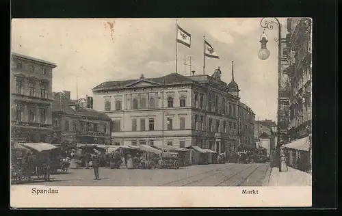 AK Spandau, Markt mit beflaggtem Gebäude