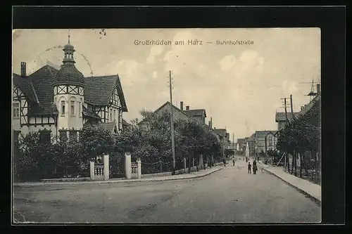 AK Grossrhüden am Harz, Bahnhofstrasse mit Anwohnern