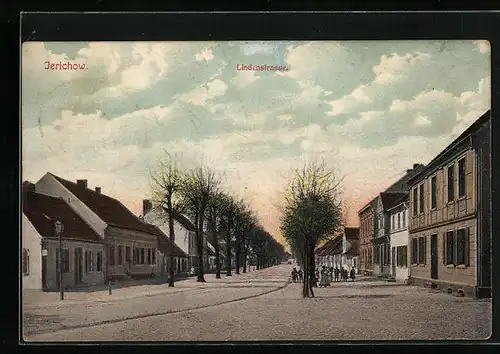 AK Jerichow, Lindenstrasse mit Passanten