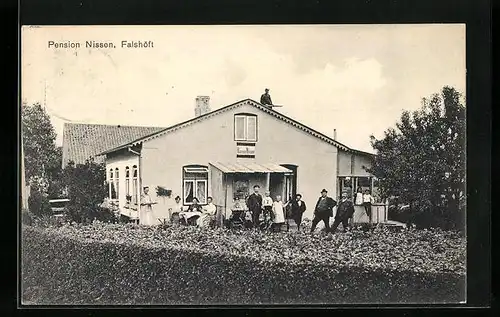 AK Falshöft, Pension Nissen - Gartenansicht mit Gästen und Seitenveranda