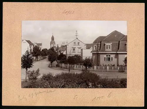 Fotografie Brück & Sohn Meissen, Ansicht Ruhland O.L., Wohnhäuser in der Bahnhofstrasse mit Blick zur Kirche