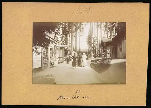 Fotografie Brück & Sohn Meissen, Ansicht Marienbad, Kurgäste am Weg zum Cafe Egerländer, Schuhgeschäft Josef Staab