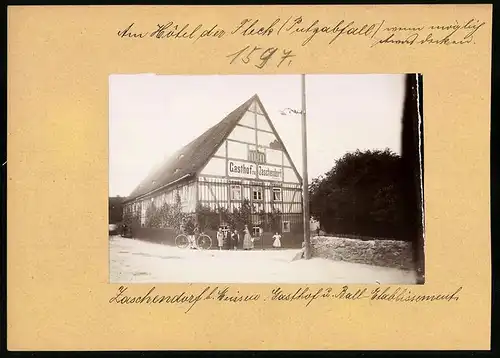 Fotografie Brück & Sohn Meissen, Ansicht Zaschendorf, Blick auf den Gasthof zu Zaschendorf, Soldat mit Fahrrad
