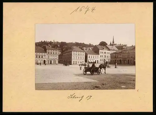 Fotografie Brück & Sohn Meissen, Ansicht Sebnitz, Markt mit Wettersäule, Geschäfte P. Lubranitzki, G. Baruch, F. Meissner