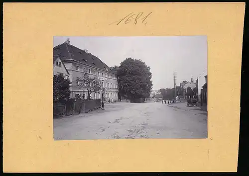 Fotografie Brück & Sohn Meissen, Ansicht Kesselsdorf, Strassenpartie am Gasthof zur Krone