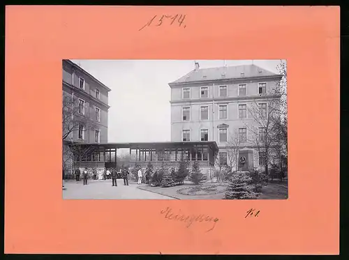 Fotografie Brück & Sohn Meissen, Ansicht Dresden, Partie am Eingang des Garnison-Lazarett, Sächsische Jäger in Uniform