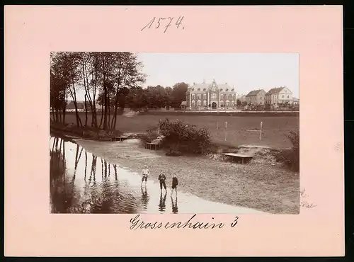 Fotografie Brück & Sohn Meissen, Ansicht Grossenhain, Partie am Bürgerhospital, Kinder tollen im Wasser