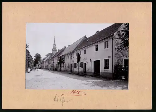 Fotografie Brück & Sohn Meissen, Ansicht Elstra i. Sa., Blick in die Pulsnitzer Strasse mit Böttschermeister Paul Träber