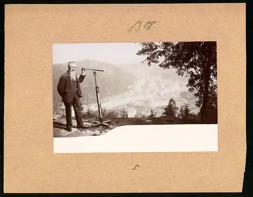 Fotografie Brück & Sohn Meissen, Ansicht Karlsbad, Herr am Fernrohr auf der Franz-Joseph-Höhe, Blick auf die Stadt