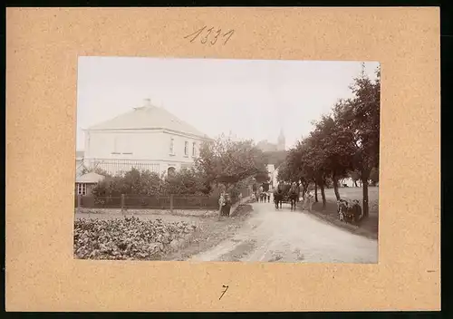 Fotografie Brück & Sohn Meissen, Ansicht Zottewitz, Partie an der Schule mit Blick zum Schloss