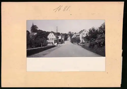 Fotografie Brück & Sohn Meissen, Ansicht Kesselsdorf i. Sa., Blick in die Dorfstrasse mit Wohnhäusern