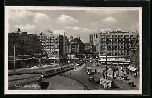 AK Berlin, Alexanderplatz, Strassenbahn auf dem Platz, Rathaus