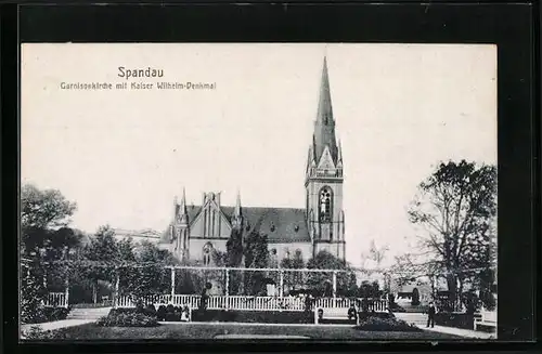 AK Berlin-Spandau, Blick auf die Garnisonkirche mit Kaiser Wilhelm-Denkmal