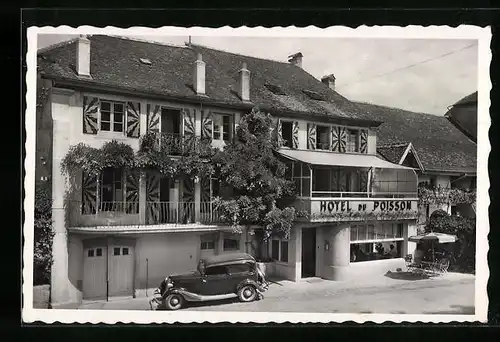 AK Marin /Neuchatel, Hotel du Poisson - Strassenansicht mit Automobil