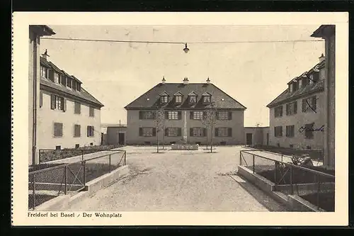 AK Freidorf bei Basel, Der Wohnplatz - Ansicht mit Obelisk und Strassenlampe an Seil