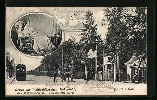AK Berlin-Hakenfelde, Gasthaus Waldschlösschen mit Strassenbahn, Frau sitzt auf einem Sessel