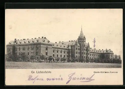 AK Berlin-Gr. Lichterfelde, Garde-Schützen-Kaserne von Feld gesehen