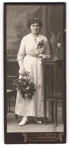 Fotografie Heinrich Wagner, Ehrenfriedersdorf, Konfirmandin im weissen Kleid mit Blumenstrauss