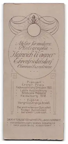 Fotografie Heinrich Wagner, Ehrenfriedersdorf, Konfirmandin im weissen Kleid mit Blumenstrauss