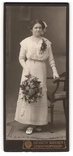 Fotografie Heinrich Wagner, Ehrenfriedersdorf, Junges Mädchen im weissen Kleid zur Konfirmation