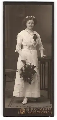 Fotografie Heinrich Wagner, Ehrenfriedersdorf, Chemnitzerstr., Mädchen im weissen Kleid mit Blumenstrauss zur Konfirmation