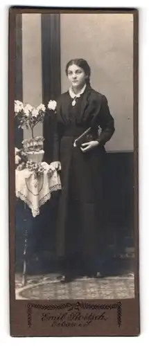Fotografie Emil Roitsch, Eibau i. S., Konfirmandin im schwarzen Kleid mit Gebetsbuch