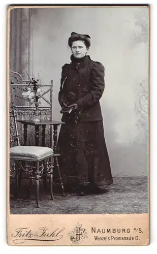 Fotografie Fritz Juhl, Naumburg a. S., Mädchen mit Schleife im Haar zur Konfirmation