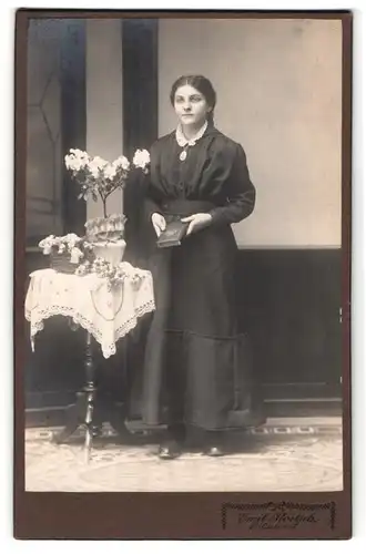 Fotografie Emil Roitsch, Eibau i. S., Konfirmandin im schwarzen Kleid mit Bibel in den Händen