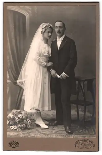 Fotografie A. Fuchs, Hronov, Brautpaar im Kleid mit Schleier und Anzug