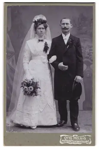 Fotografie Otto Helbig, Langenchursdorf, Braut im weissen Kleid neben Mann mit Chapeau Claque