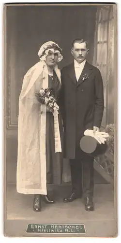 Fotografie Ernst Hentschel, Klettwitz N.L., Hochzeitspaar mit Blumenstrauss und Zylinder
