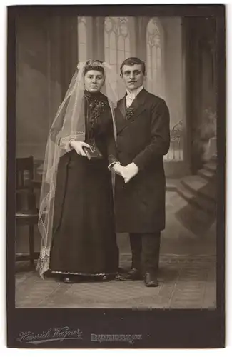 Fotografie Heinrich Wagner, Ehrenfriedersdorf, Brautpaar im schwarzen Kleid und Anzug mit Gebetsbuch