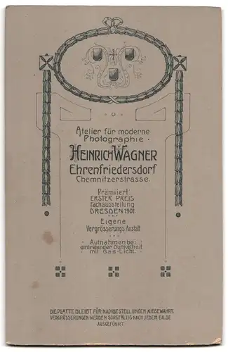 Fotografie Heinrich Wagner, Ehrenfriedersdorf, Brautpaar im schwarzen Kleid und Anzug mit Gebetsbuch