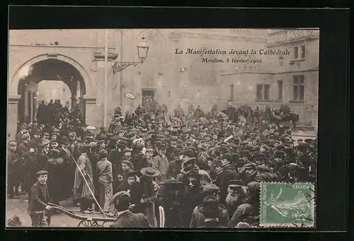 AK Moulins, La Manifestation devant la Cathedrale, 5 fevrier 1906
