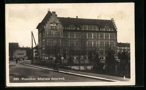 AK Winterthur, Schulhaus Geiselweid mit Strassenpartie