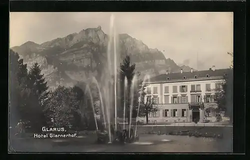 AK Glarus, Hotel Glarnerhof mit Springbrunnen