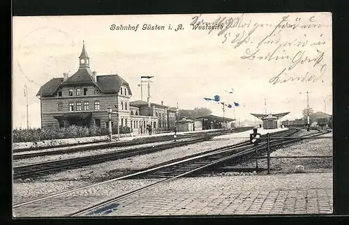 AK Güsten i. A., Bahnhof mit überdachten Bahnsteigen