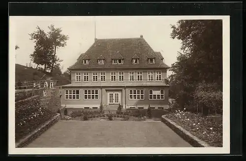 AK Nettelstedt /Kr. Lübbecke, Kinderheim Nettelstedt - Gebäudeansicht mit Kindern in Schwimmkleidung