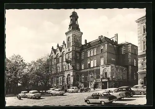 AK Stollberg /Sachs., Rathaus und parkende Autos