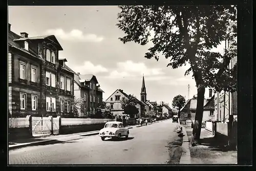 AK Grüna i. Sa., Strassenpartie mit Blick zur Kirche