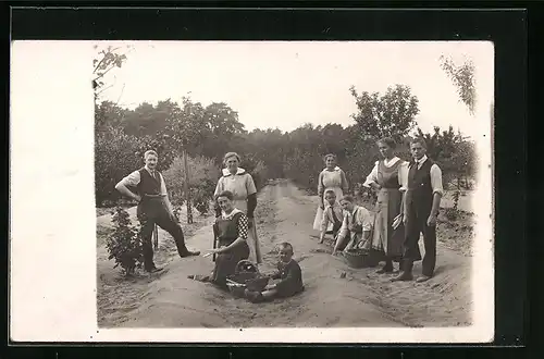 Foto-AK Gruppe von Landarbeitern mit zwei Knaben bei der Spargelernte auf dem Feld